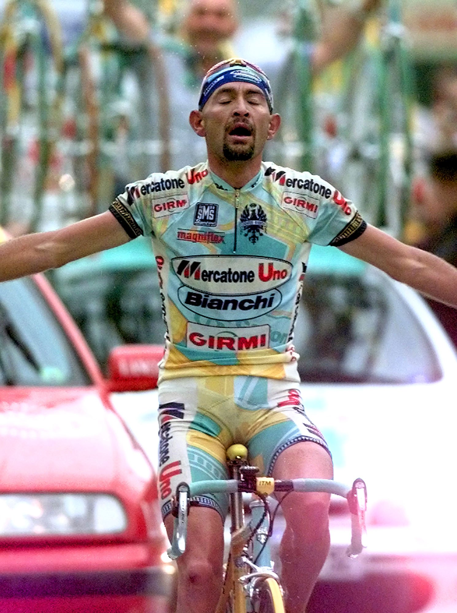 Pantani logró un doble Giro-Tour de Francia en 1998